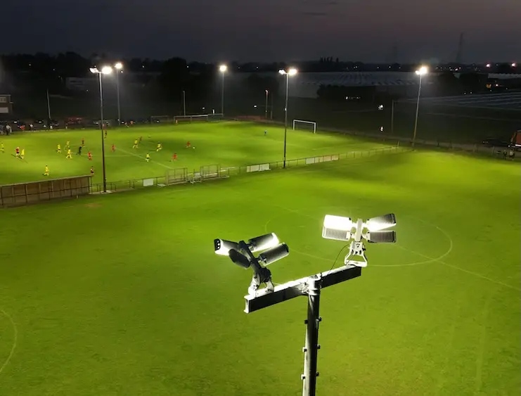 Verlicht voetbalveld vanuit de lucht
